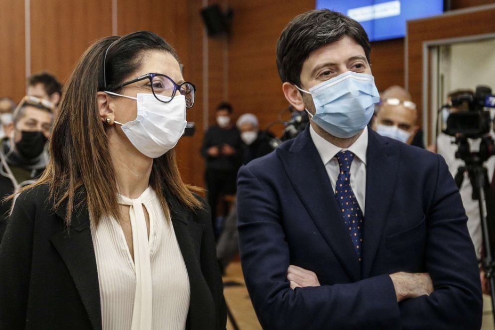 Il ministro della Salute Roberto Speranza insieme alla presidente di ReiThera, Antonella Folgori - Ansa