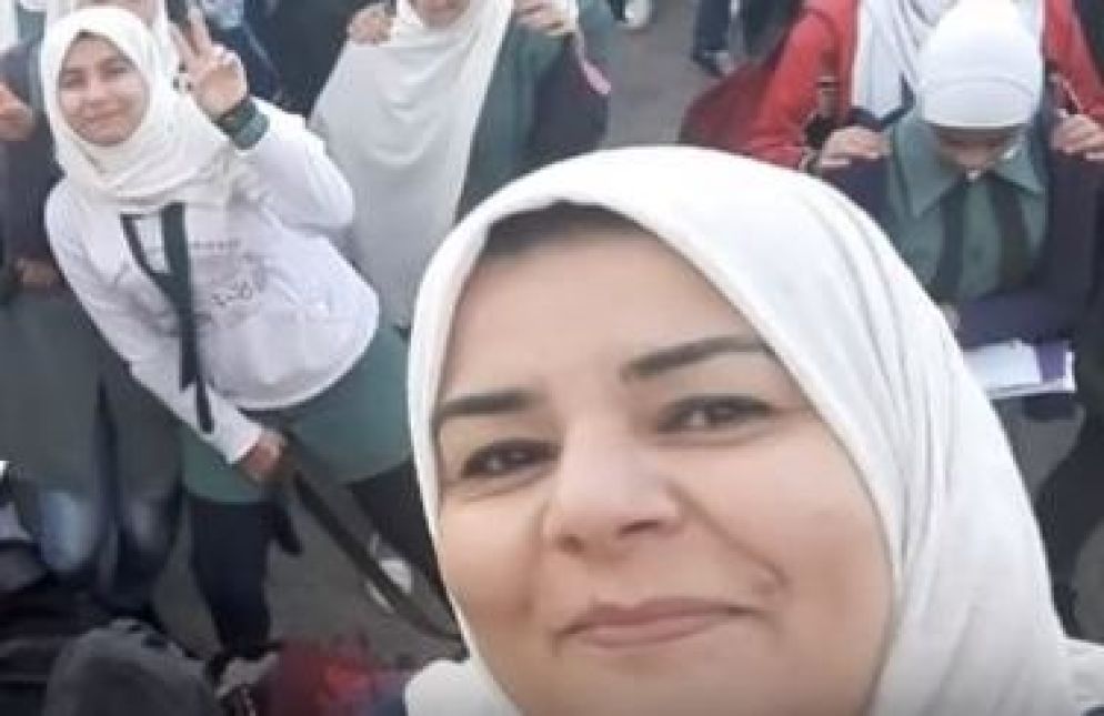 Samar Nazzal scatta un selfie con le sue allieve - Un frame da Youtube