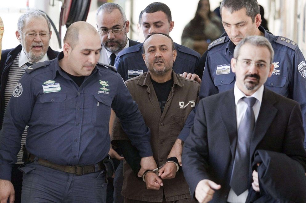 Marwan Barghouti, leader di al-Fatah che sta scontando cinque condanne all'ergastolo per terrorismo in Israele, scortato dalla polizia in Tribunale a Gerusalemme - Ansa