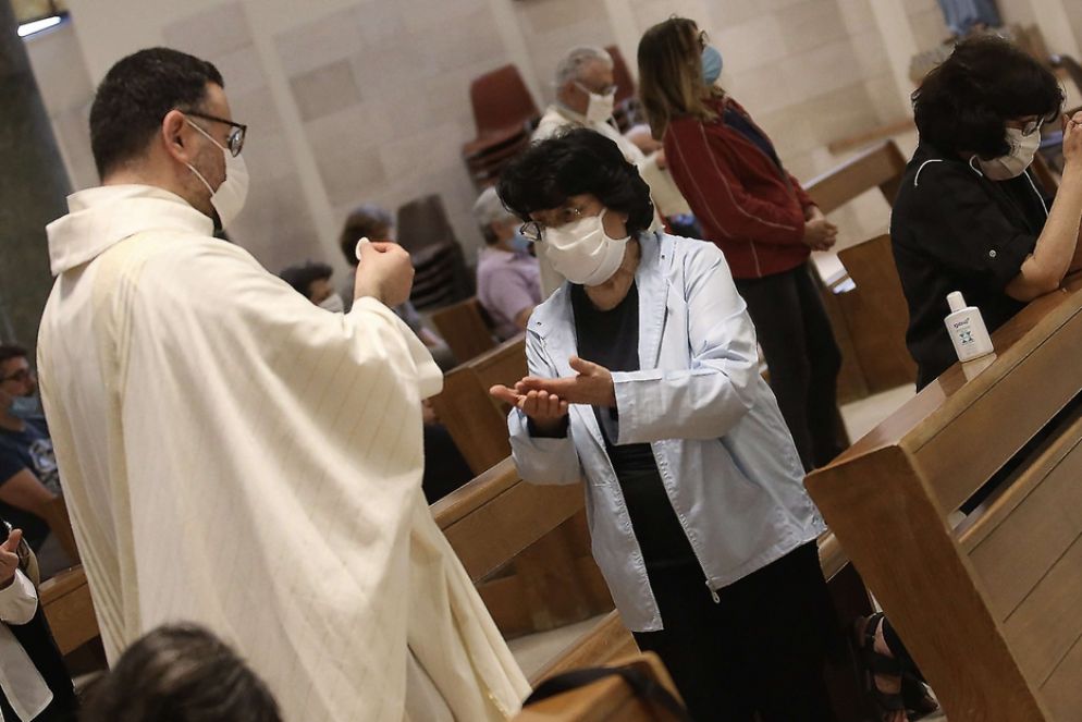 Una Messa al tempo del Covid seguendo le misure anti-contagio - Siciliani