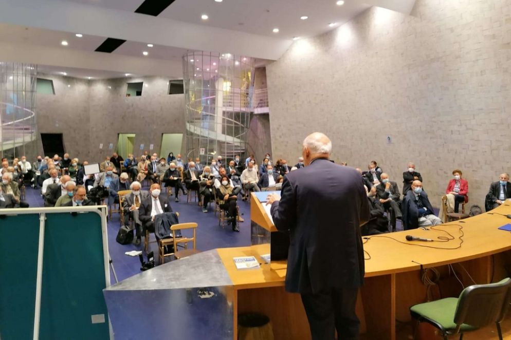 Il professor Zamagni (di spalle) nella sua relazione introduttiva - .