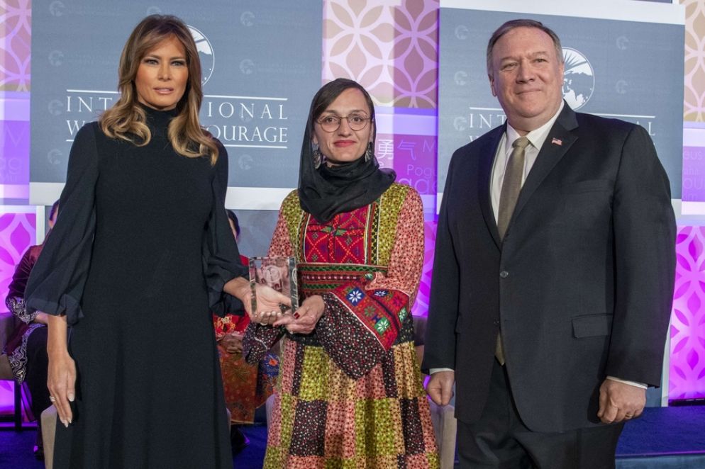 La sindaca Zarifa Ghafari a Washington tra Melania Trump e il segretario di Stato Pompeo il 6 marzo 2020 - Dipartimento di Stato Usa, common