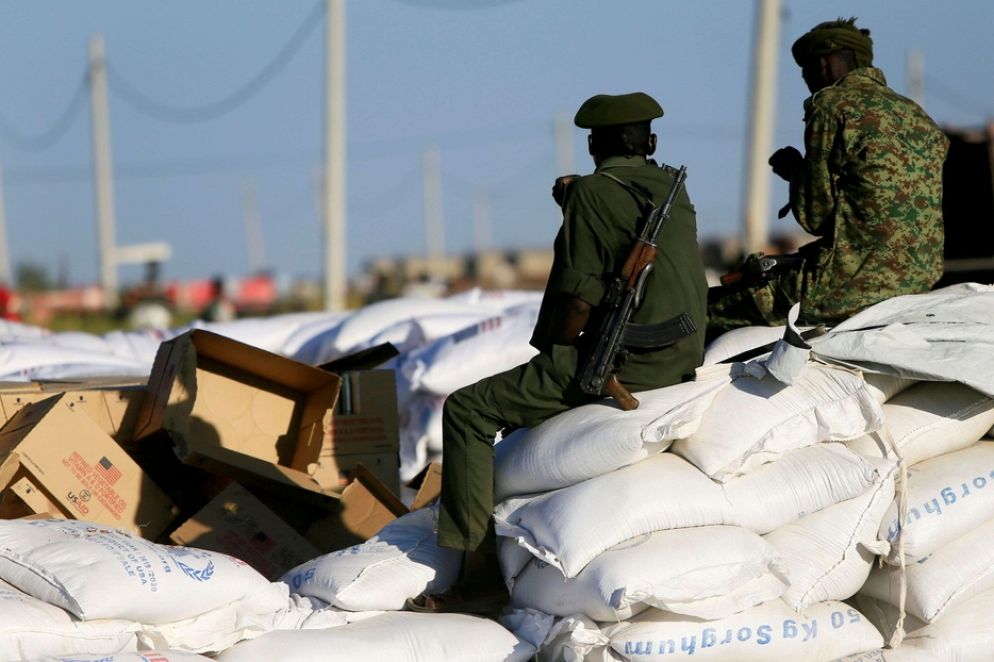 Un soldato sorveglia le forniture di cibo per i rifugiati etiopi in fuga dalla guerra nel Tigrai, verso il campo di Fashaga, al confine tra Sudan e Etiopia - REUTERS/Mohamed Nureldin Abdallah
