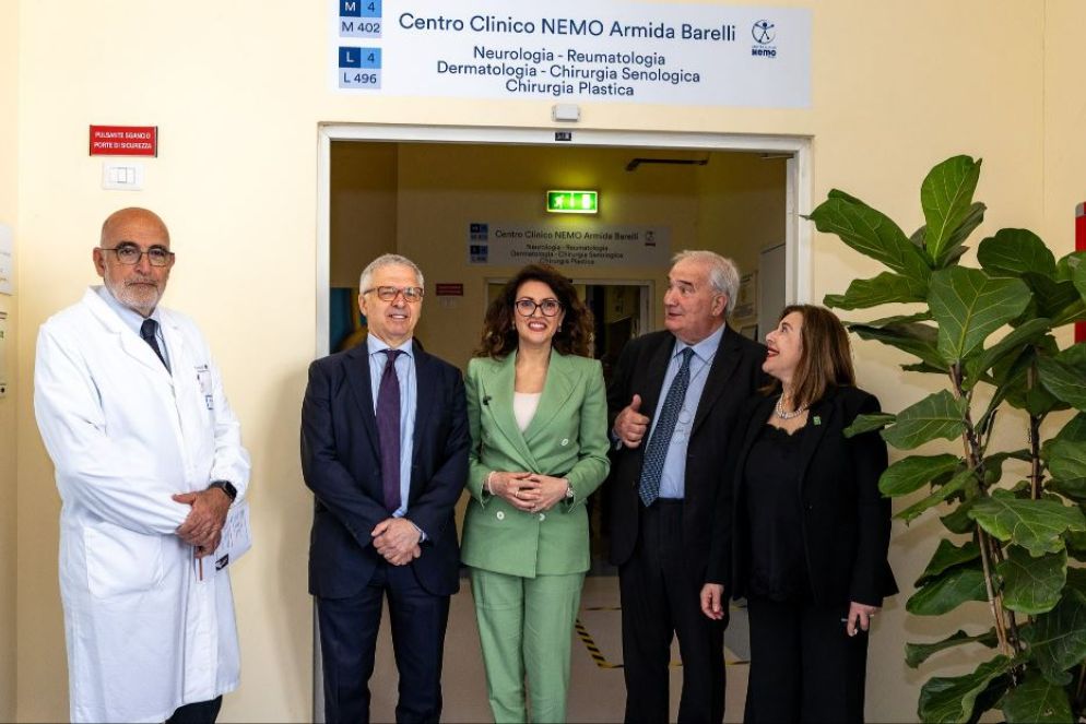 Sotto la targa del Centro NeMo col nome di Armida Barelli, da sinistra: Mario Sabatelli, Daniele Franco, Maria Teresa Bellucci, Giuseppe Fioroni e Fulvia Massimelli - .