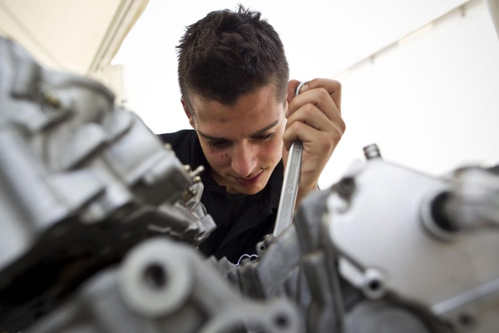 Un artigiano al lavoro - Ansa