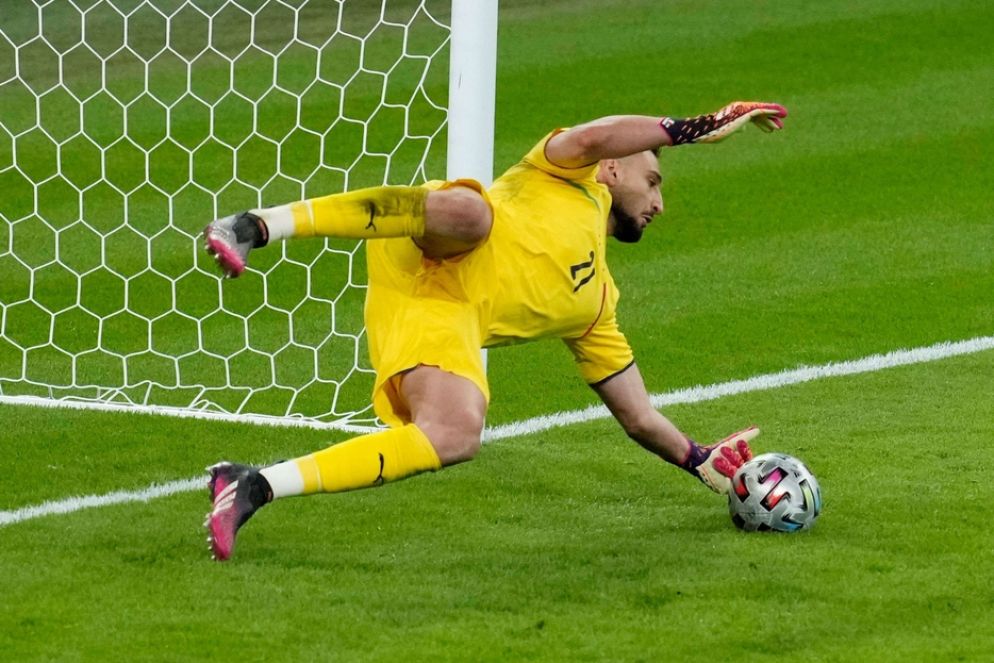 Donnarumma para un rigore e l'Italia ha la possibilità di andare in finale - Reuters