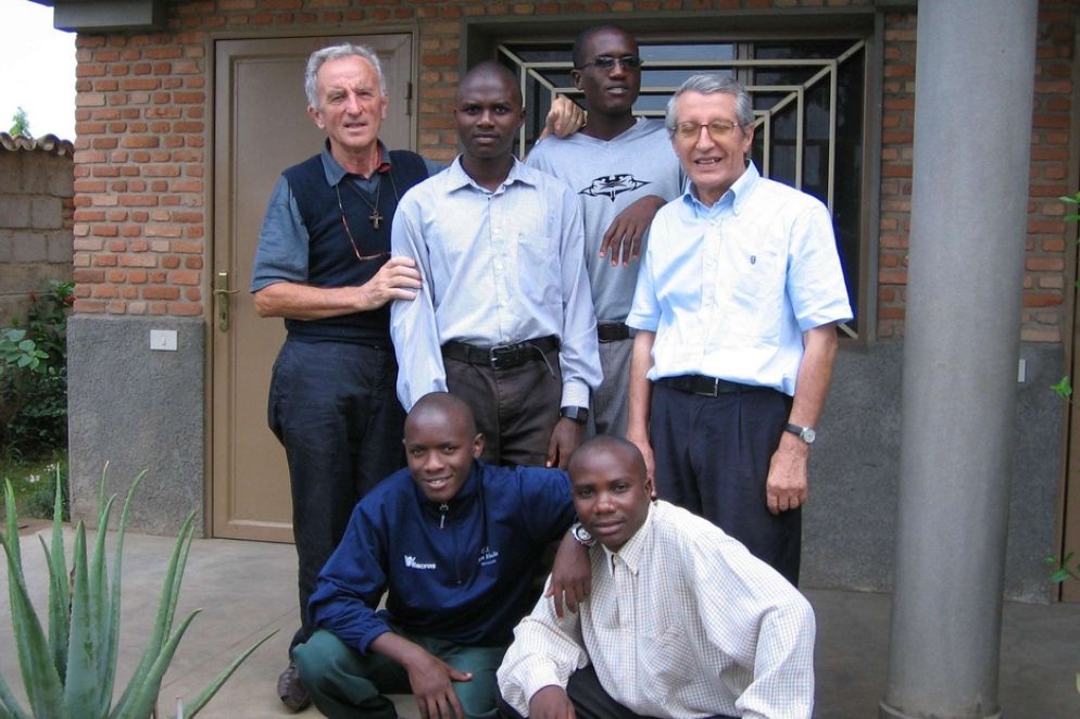 padre Zoni con un confratello e i ragazzi africani - .