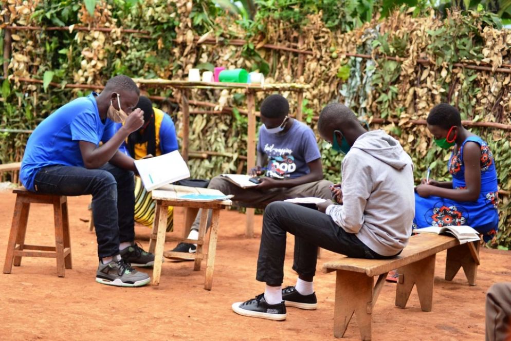 Ruanda, un gruppo di studio all'aria aperta - Avsi