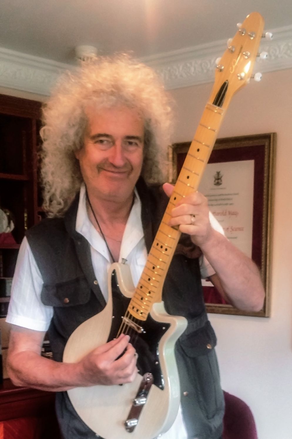Brian May con la chitarra "Blonde" di Carpinteri