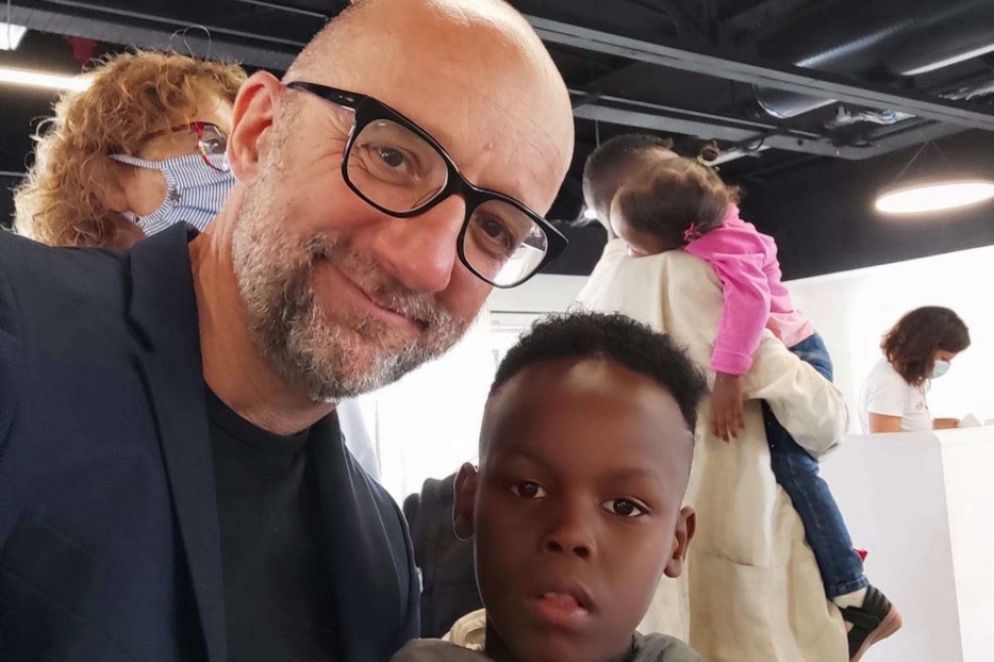 Il responsabile politiche migratorie di Caritas italiana Oliviero Forti con uno dei bimbi arrivati - Caritas italiana