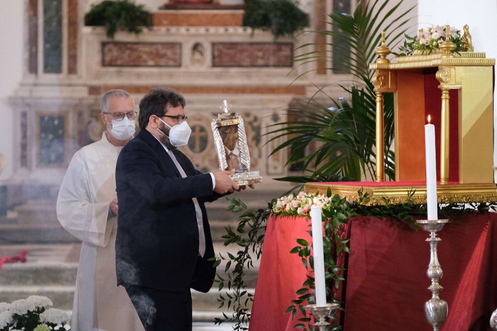 Il reliquiario con la camicia insanguinata - Siciliani