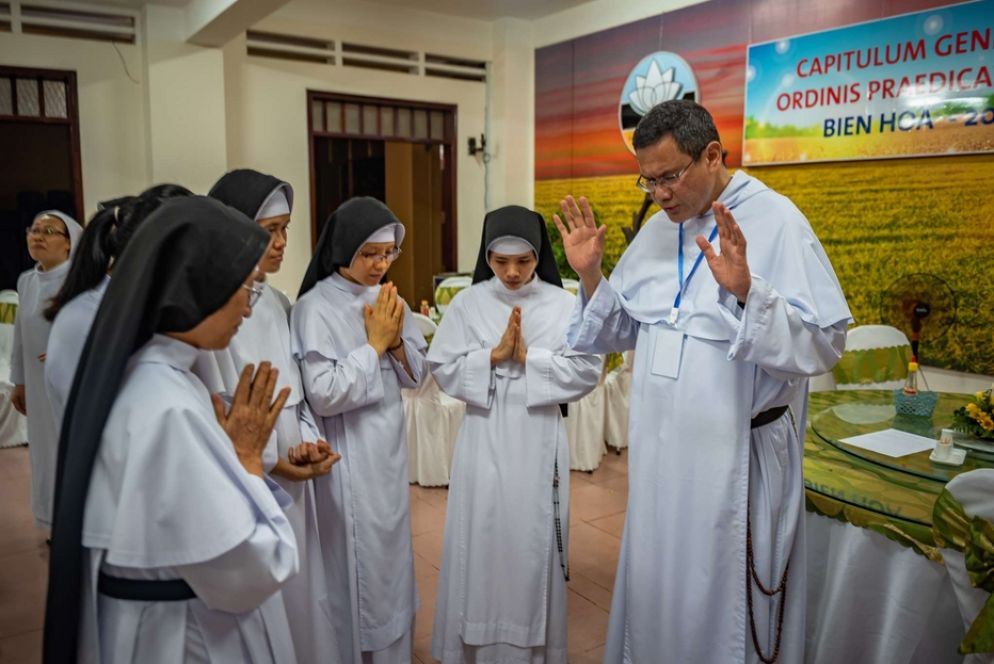 Fra' Gerard Francisco Timoner in preghiera con alcune suore al Capitolo generale dei domenicani a Bien Hoa, Vietnam, nel luglio 2019 - Ordine dei predicatori