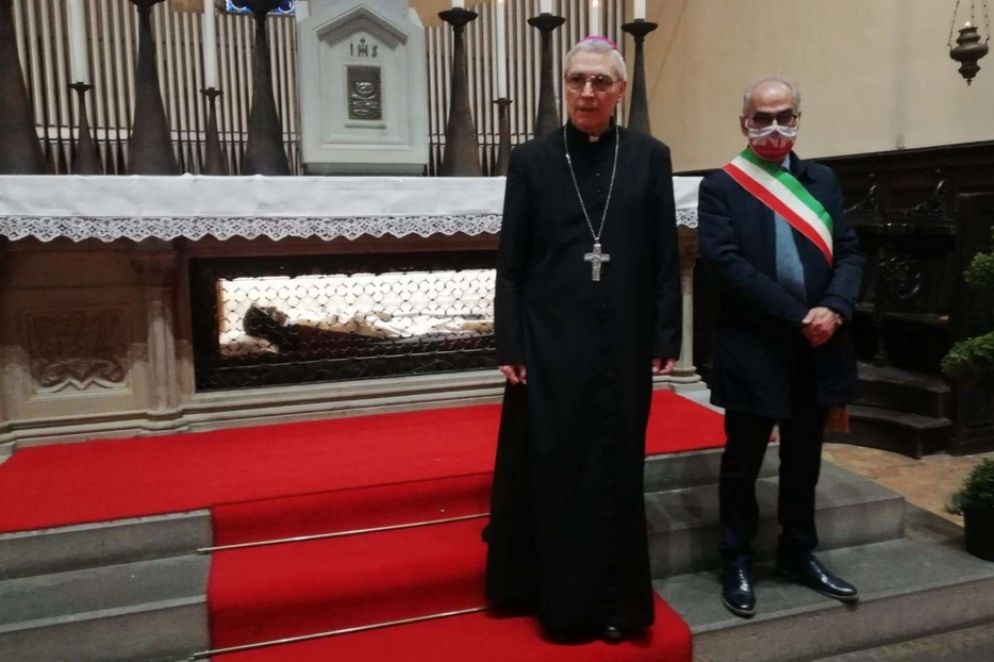Il vescovo di Città di Castello, Domenico Cancian, di fronte alla reliquia di santa Margherita - Diocesi di Città di Castello
