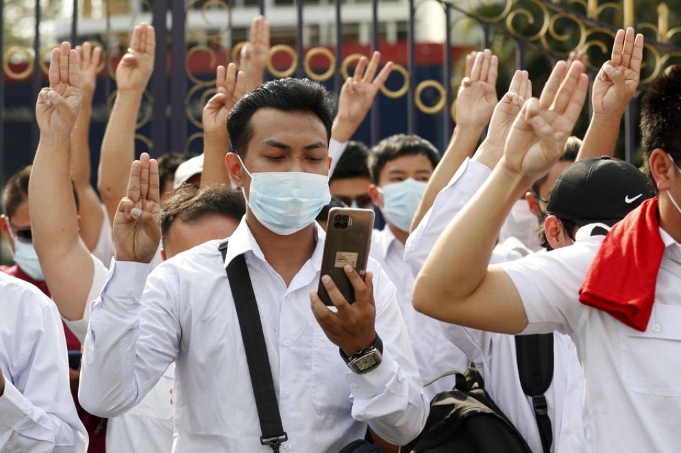 Studenti e insegnanti manifestano facendo il segno con le tre dita alzate - Ansa
