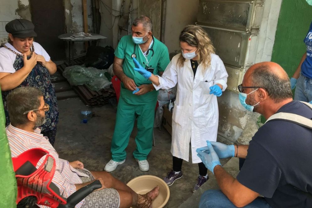 I volontari del vicariato apostolico di Beirut mentre soccorrono in strada le famiglie ferite dall'esplosione al porto della capitale del Libano - Fondazione Giovanni Paolo II