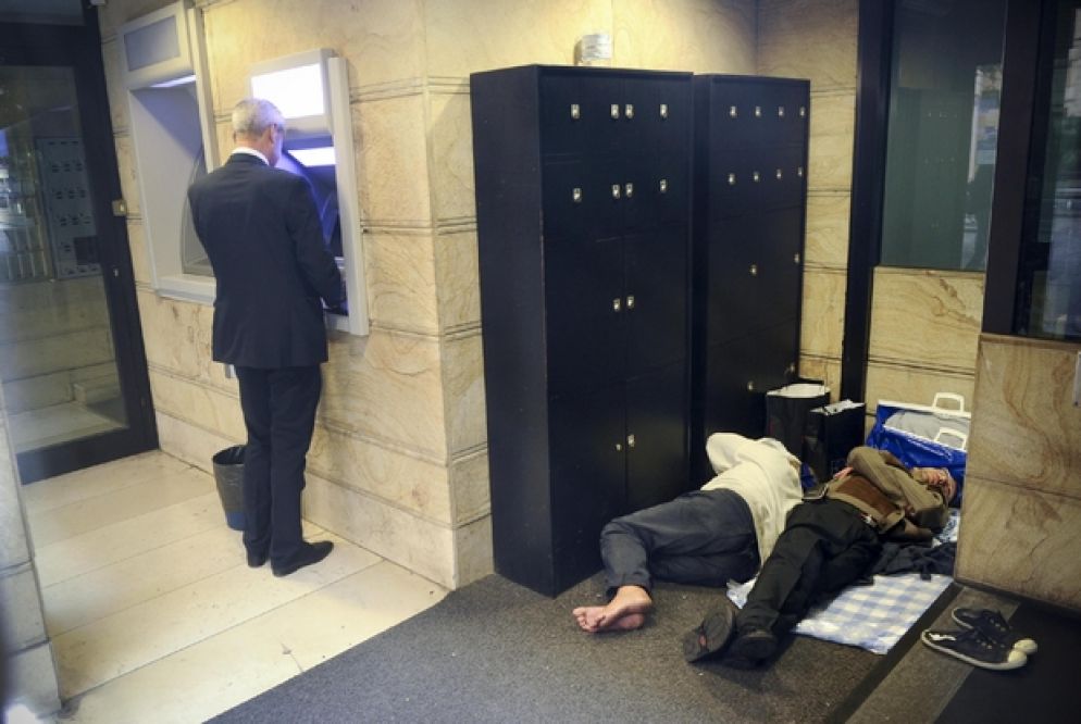 Un'immagine simbolo della diseguaglianza in Italia - Archivio Ansa