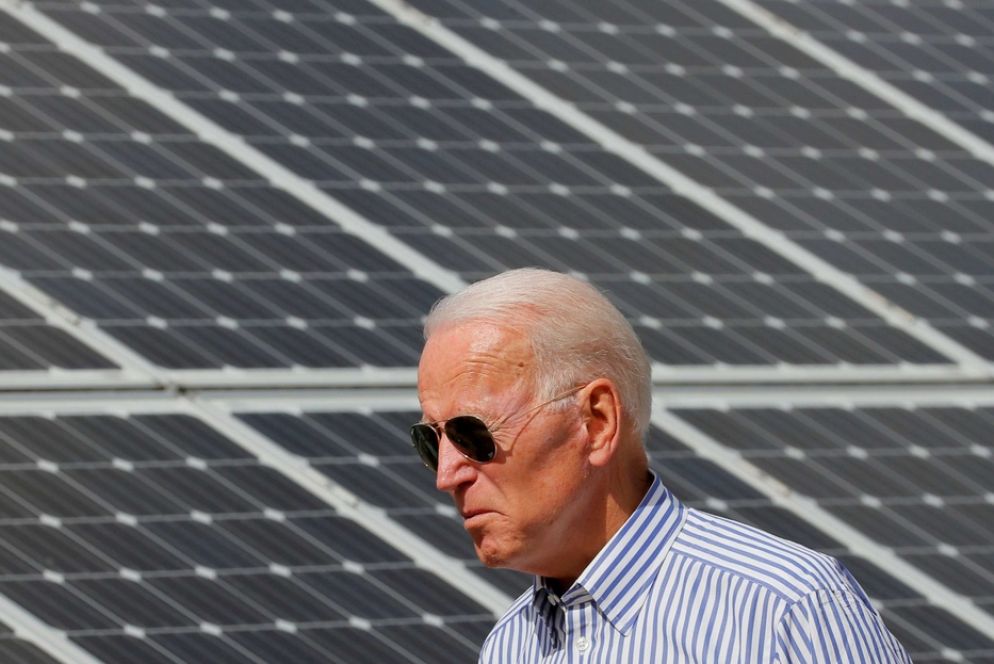 Joe Biden fotografato davanti a pannelli fotovoltaici a Plymouth, nel New Hampshire - Reuters