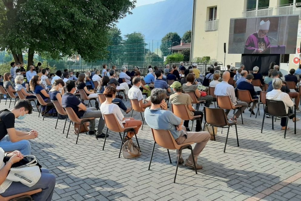 Si segue la Messa anche sui maxischermi - Enrica Lattanzi