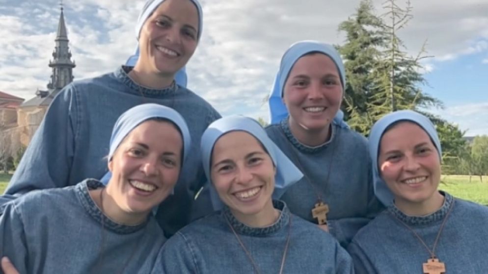 Le due sorelle spagnole con le loro consorelle - .