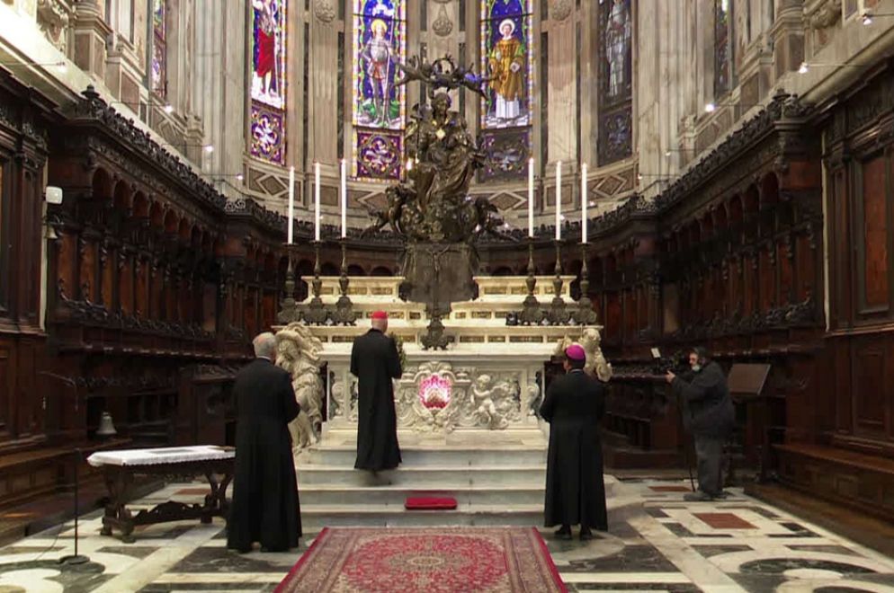 Il cardinale Bagnasco ai piedi della Madonna Regina a Genova - Arcidiocesi di Genova
