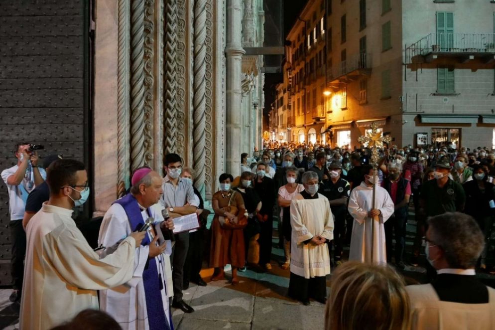 Il vescovo Cantoni sulla soglia del Duomo prega con la gente rimasta sulla piazza - Foto Il Settimanale della Diocesi di Como