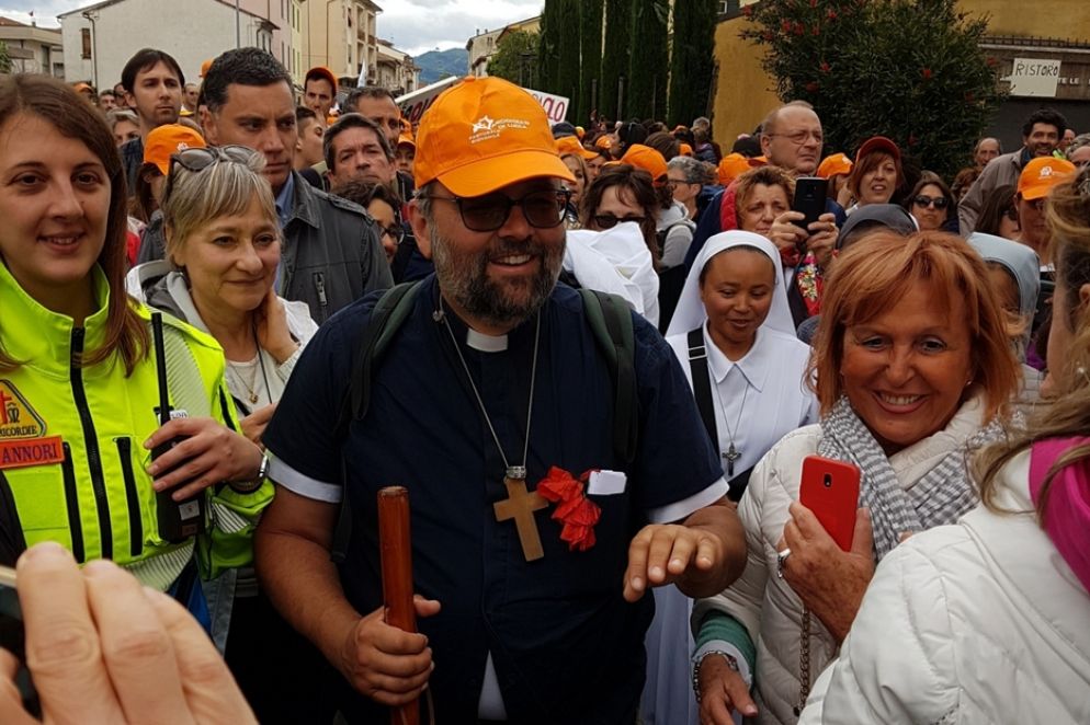 L'arcivescovo Paolo Giulietti, pellegrino tra la gente