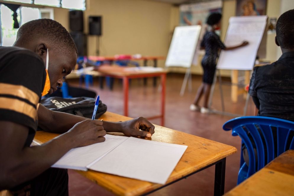 Uno studente in aula in Uganda, nel rispetto delle misure anti Covid - Avsi