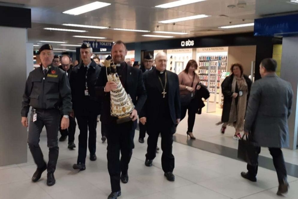 La statua della Madonna di Loreto passa all'interno dell'aeroporto di Linate - Lenzi