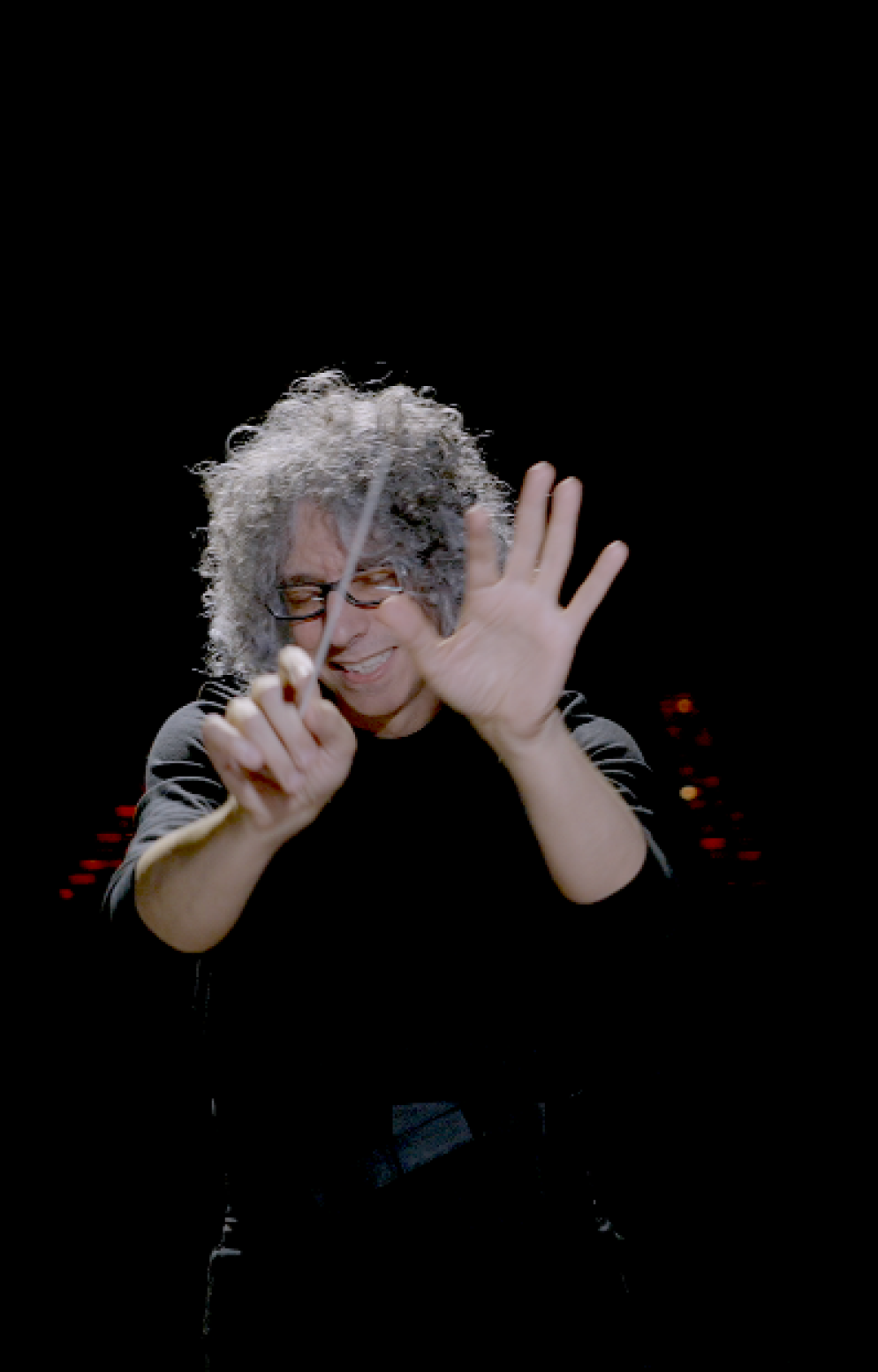 Giovanni Allevi mentre dirige un concerto - undefined