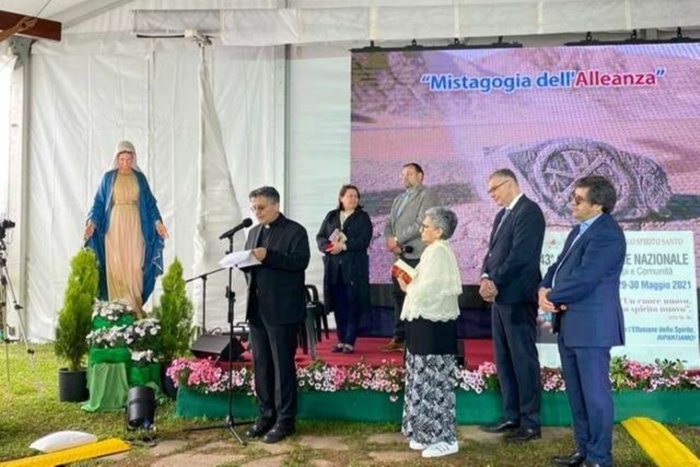 Un momento della preghiera comunitaria - Ufficio stampa RnS