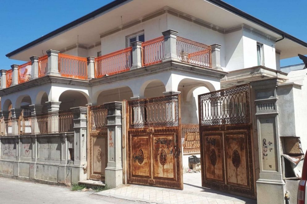 Una della ville confiscate alla camorra a Casal di Principe - Antonio Maria Mira