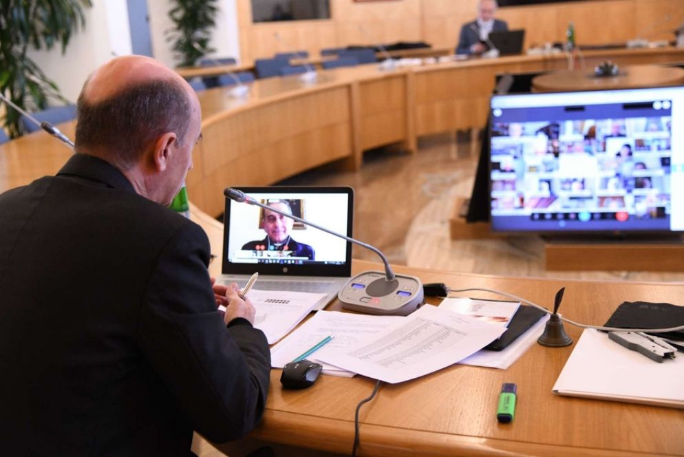 Il segretario generale della Cei, mons. Stefano Russo, al Consiglio permanente Cei in diretta internet con mascherine per coronavirus Covid-19 - Foto SIR/Marco Calvarese