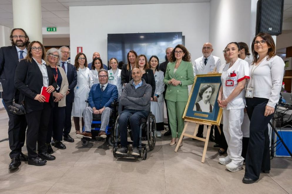 Foto di gruppo del Centro NeMo del Policlinico Gemelli di Roma. Dietro al quadro di Armida Barelli il neurologo Mario Sabatelli - .