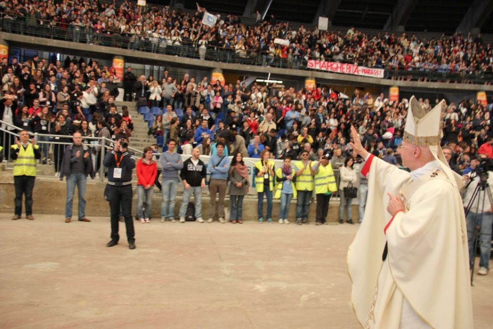 Il cardinale Bagnasco durante un incontro con gli adolescenti a Genova