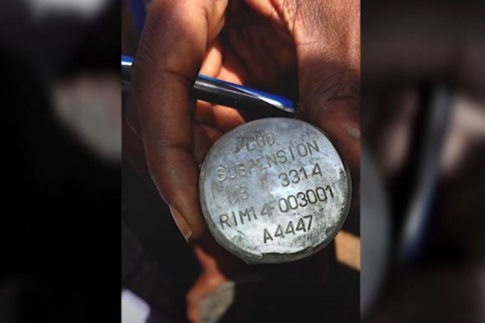 Un frammento della bomba trovata nel villaggio yemenita con le sigle che la identificano come prodotta negli stabilimenti RWM Italia