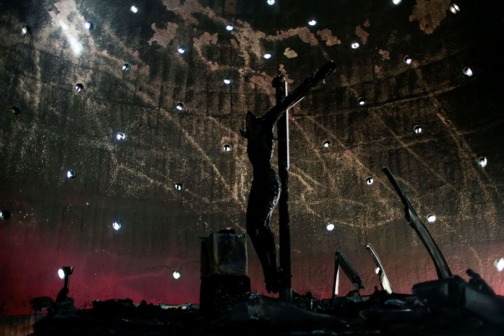 Il crocifisso del Sangue di Cristo, distrutto dalla bomba - Reuters