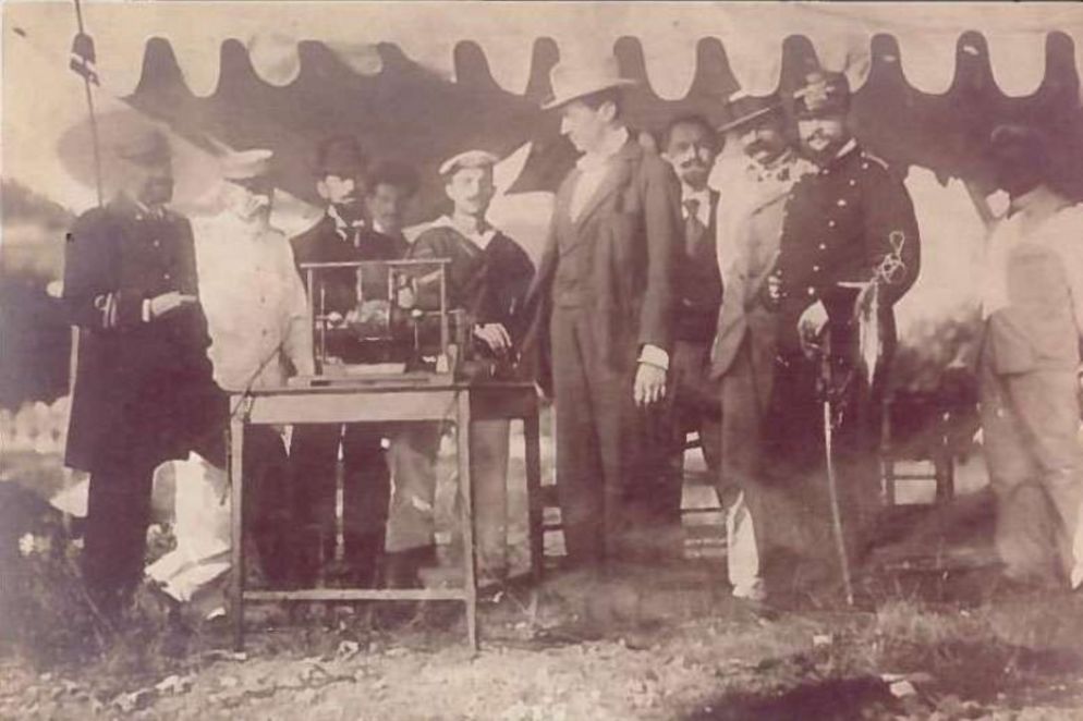 Guglielmo Marconi durante le sperimentazioni. Accanto il marinaio telegrafista Mario Gaetano Da Pozzo che conservò i nastri telegrafici - Foto Ufficio Storico della Marina Militare