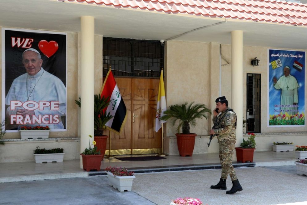 Manifesti di papa Francesco fuori la chiesa cattolica caldea di San Giuseppe nel distretto di Karada, nella capitale - Ansa / Epa