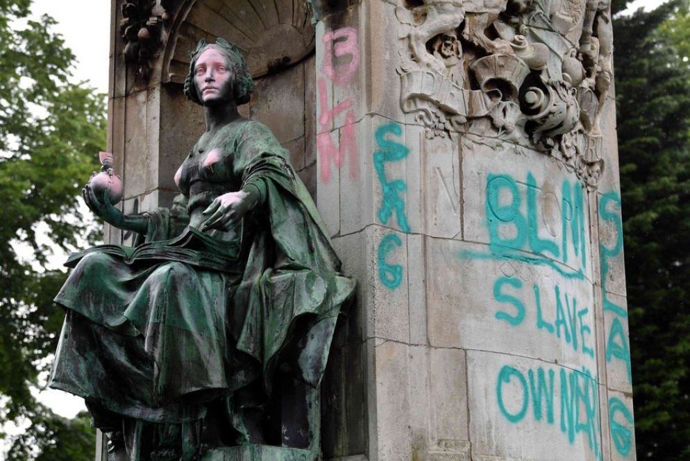 Una statua sfregiata della regina Vittoria - .