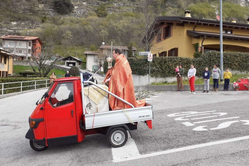 Don Stefano Dolci benedice con il Santissimo il paese di Ponte Lambro - Parrocchia di Ponte Lambro