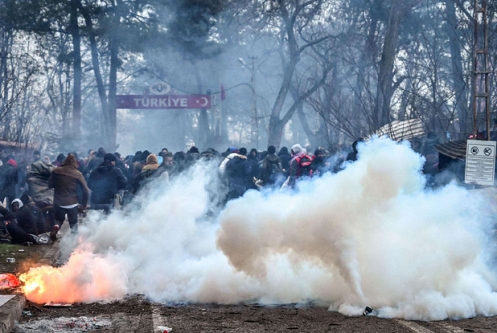 Lacrimogeni contro i profughi - Ansa