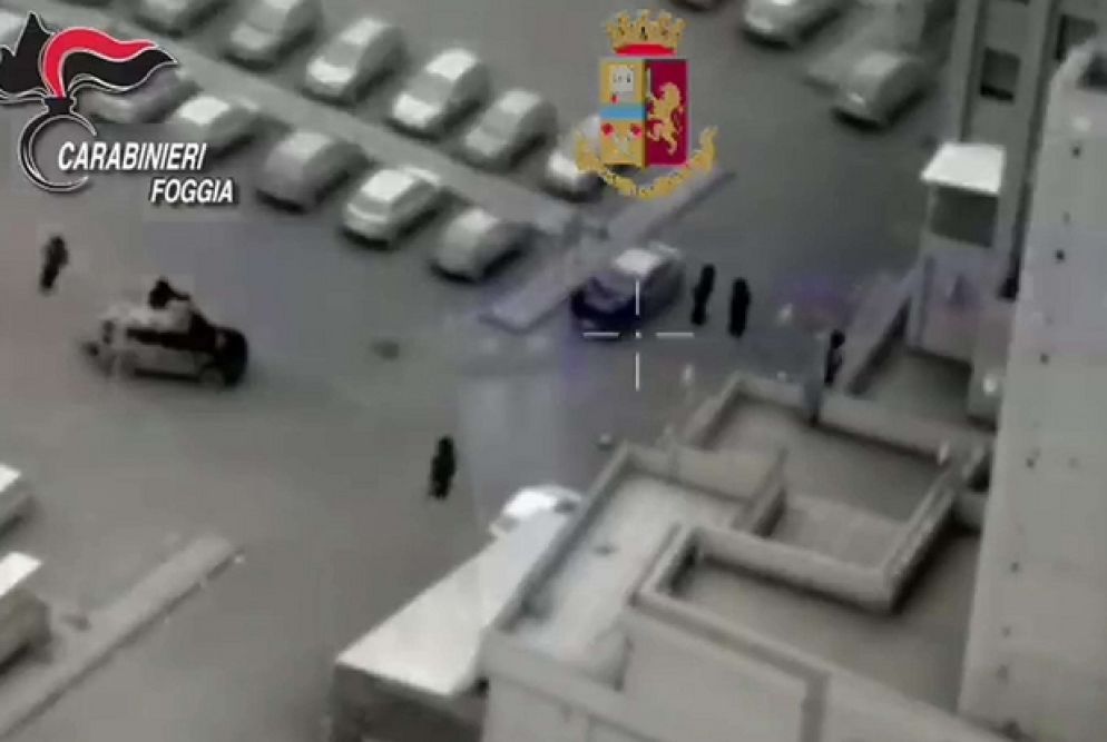 Nel fermo immagine del video diffuso il 20 gennaio 2020, un momento della maxi operazione condotta dalle forze di polizia a Foggia. Centinaia di agenti della Polizia di Stato, dell'Arma dei Carabinieri e della Guardia di Finanza hanno eseguito decine di perquisizioni e controlli a "tappeto", in contemporanea, nelle aree più sensibili alla ricerca di armi, sostanze stupefacenti e eventuali soggetti latitanti. Eseguito anche alcuni provvedimenti di fermo emessi da un pool di magistrati della Direzione Distrettuale Antimafia di Bari e della Procura di Foggia nei confronti dei presunti autori di tentate estorsioni a danno di imprenditori foggiani. - Ufficio Stampa Polizia di Stato