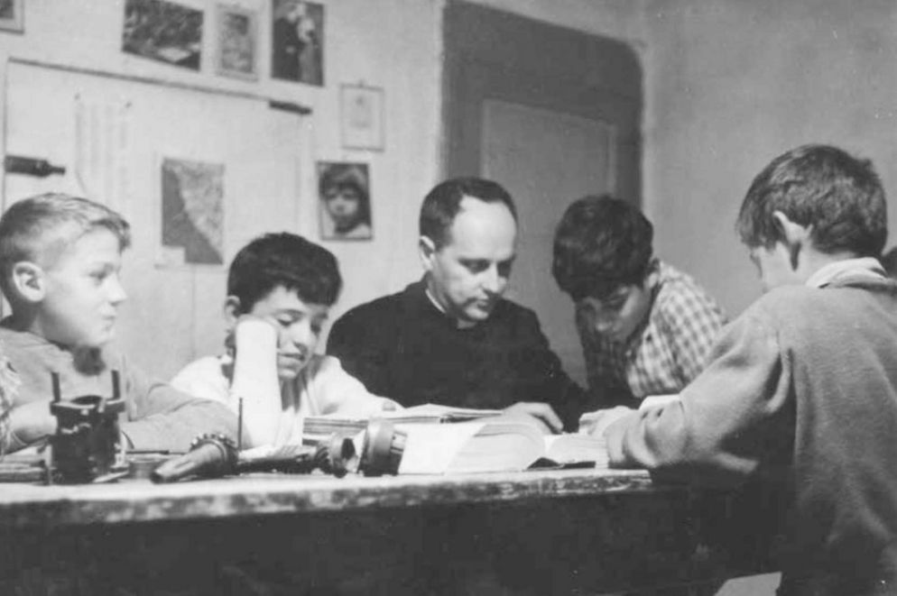 Barbiana 1958, don Lorenzo fa scuola ai suoi ragazzi - Immagini tratte dal volume “Don Lorenzo Milani. Biografia per immagini” a cura di Andrea Cecconi e Stefano Zecchi (Società Editrice Fiorentina)