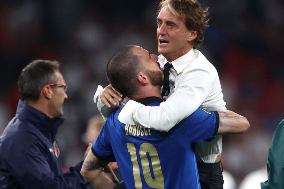 Capitan Chiellini abbraccia il ct Mancini artefice della vittoria azzurra