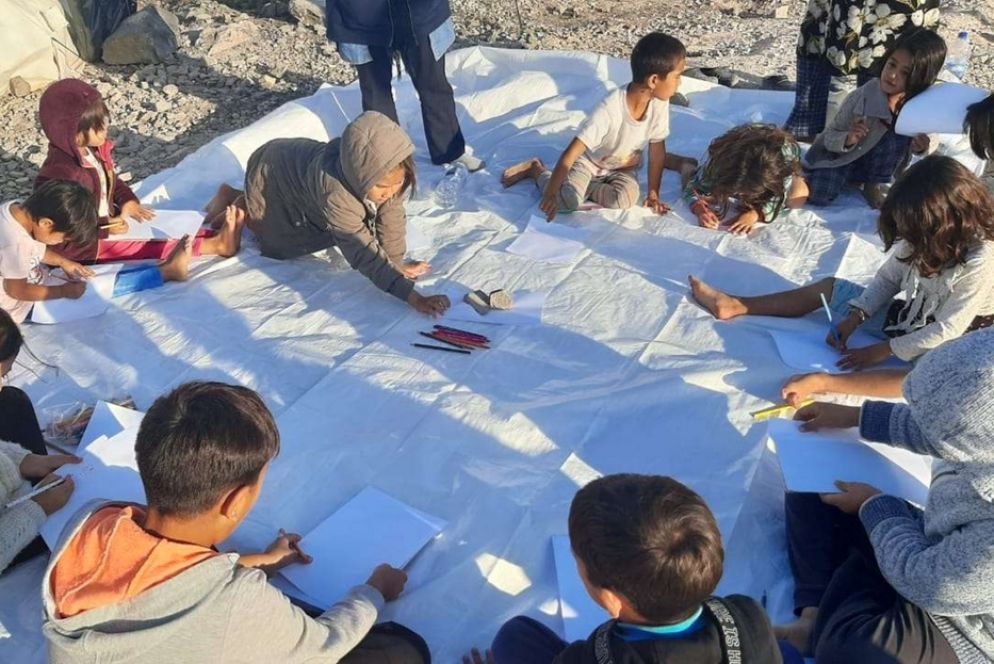 Bimbi in cerchio durante le attività a Kara Tepe e durante un incontro con i volontari - Fotografie dei volontari di 'Wave of Hope'