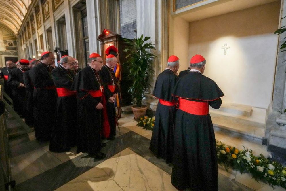 I cardinali davanti alla tomba di papa Francesco nella Basilica di Santa Maria Maggiore - Ansa