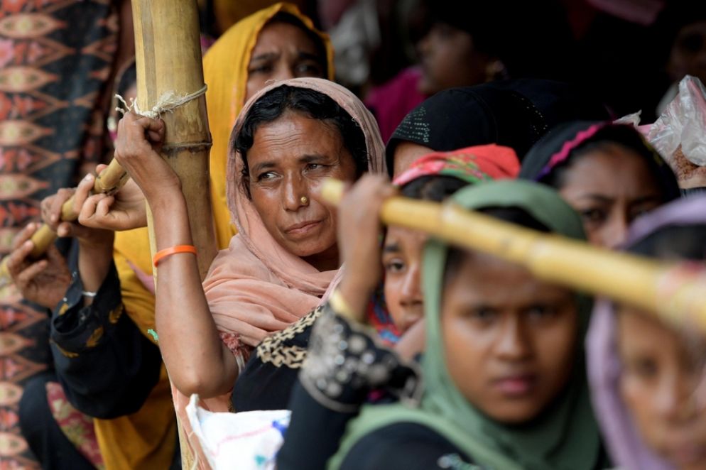 Donne della minoranza Rohingya in fila per ricevere aiuti alimentari a Cox's Bazar - Archivio Ansa
