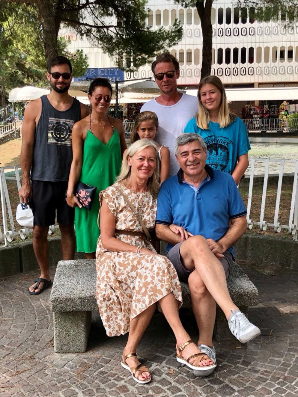 Eva e Armando oggi circondati da figli e nipoti - Per gentile concessione della famiglia