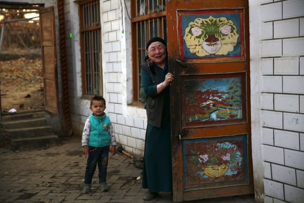 Una donna con il nipote a Turpan nello Xinjiang - Ansa
