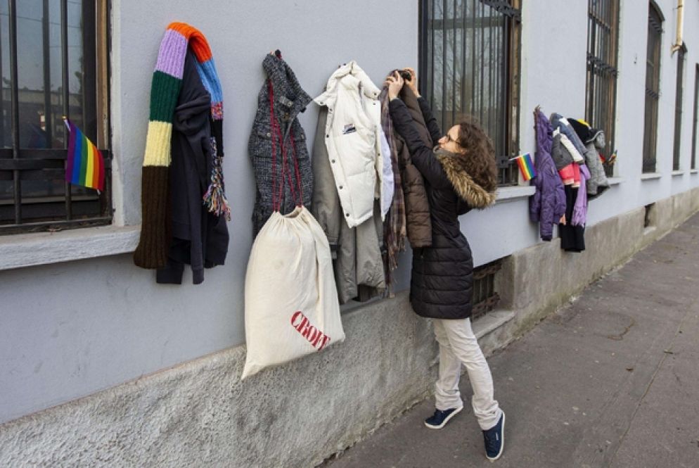 Il muro della gentilezza a Milano in via Luigi Nono a Milano. - Fotogramma
